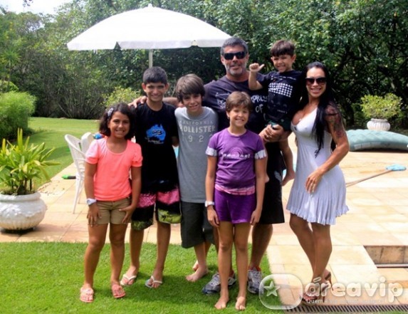 Alexandre Frota e Fabiana Rodrigues almoçam com as crianças da família