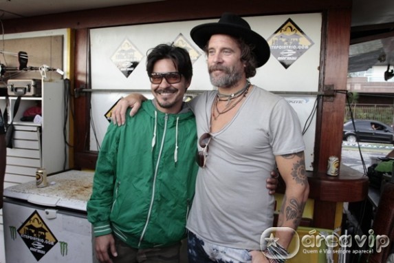 André Gonçalves prestigia show de Donavon Frankenreiter na praia