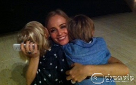 Angélica recebe o carinho dos filhos no dia de seu aniversário