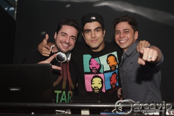 Caio Castro comemora aniversário do amigo em boate no Rio