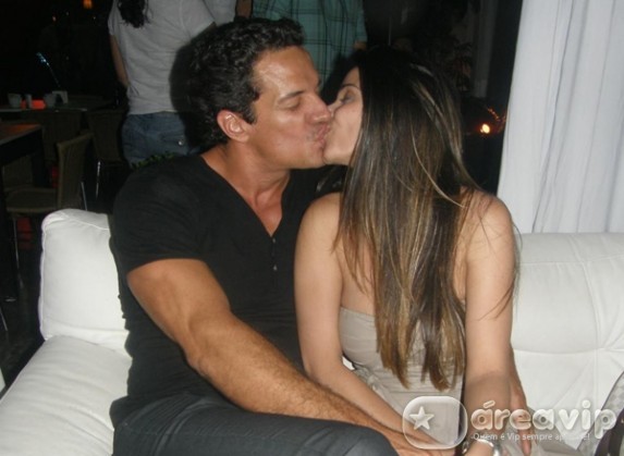 Carlos Machado é clicado aos beijos com a namorada