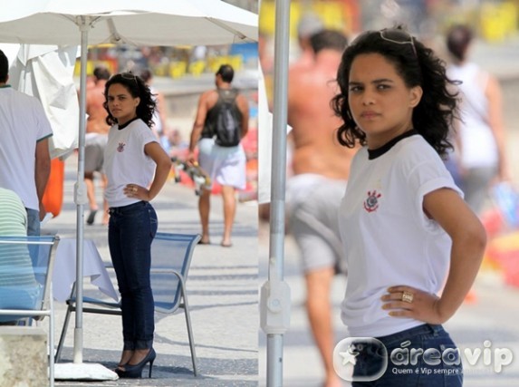 Carol Macedo é clicada com a camisa do Corinthians