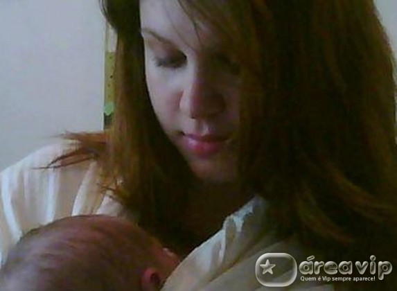 Carolinie Figueiredo posta foto com a filha