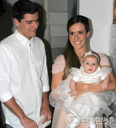 Fernanda Pontes e Diogo Boni batizam a filha