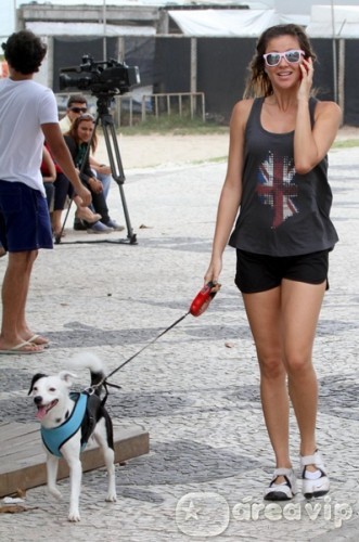 Ellen Jabour caminha na orla no dia de seu aniversário