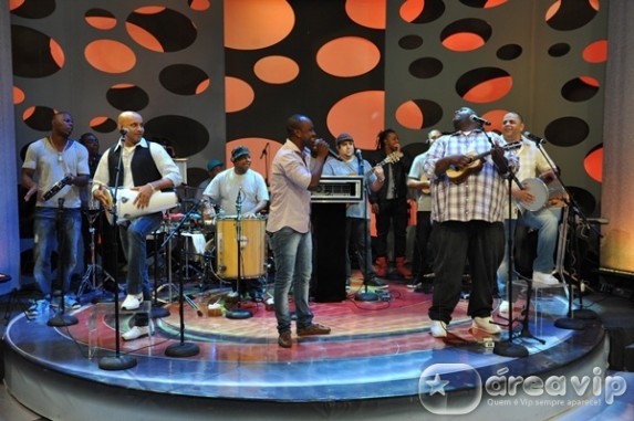 Exaltasamba canta no palco do ‘Caldeirão do Huck’