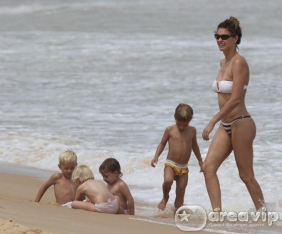 Fernanda Lima curte praia com filhos na Bahia