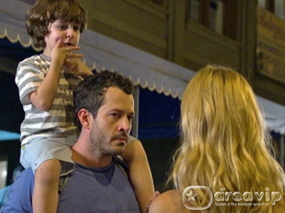 Teodora amolece o coração de Quinzé, que aceita sair com ela e Quinzinho