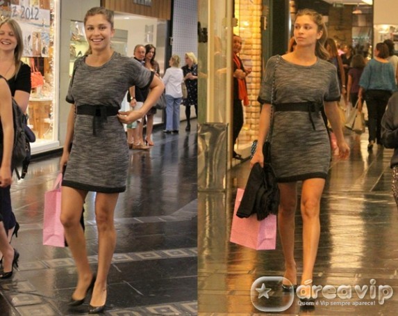 Grávida, Grazi Massafera exibe barriguinha em tarde de compras