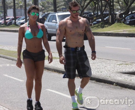 Jaque Khury caminha com namorado