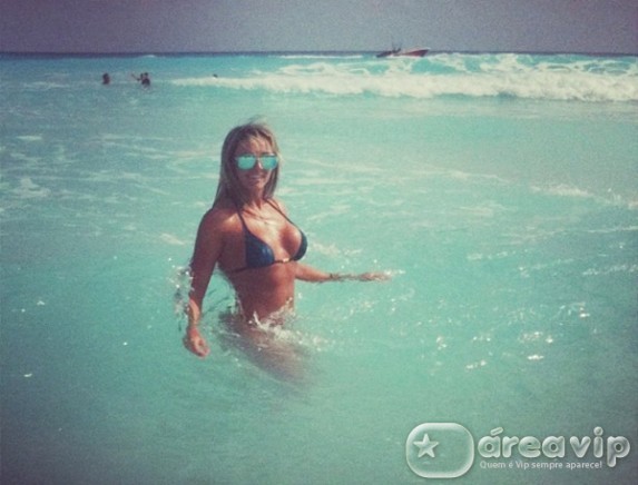 Juju Salimeni posta foto no mar em Cancún
