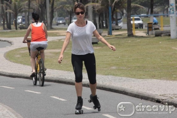 Juliana Didone anda de patins no Rio