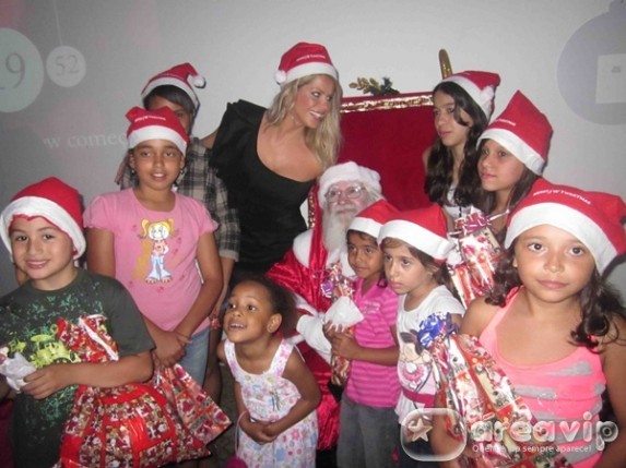 Karina Bacchi leva crianças da ONG em festa de Natal