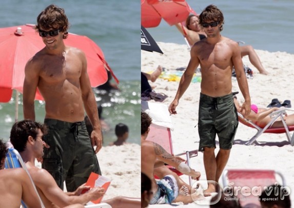 Kayky Brito exibe corpo sarado em praia carioca