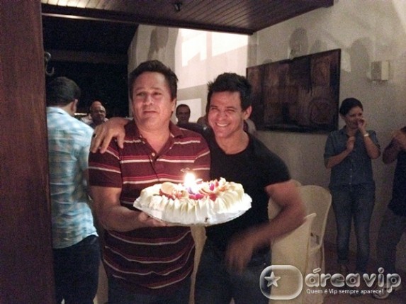 Eduardo Costa é surpreendido no dia do seu aniversário