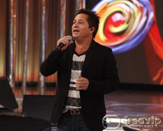 Leonardo canta no palco do ‘Caldeirão do Huck’