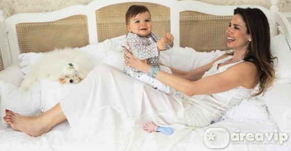 Luciana Gimenez apresenta o filho Lorenzo