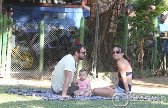 Marcelo Faria brinca com a filha