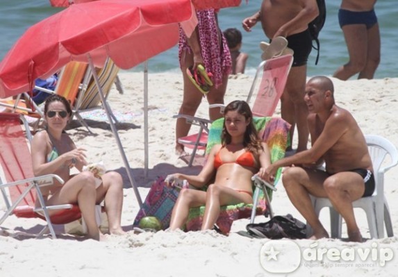Monique Alfradique e Sophie Charlotte curtem praia com Eri Johnson