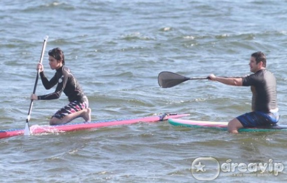 Murilo Benício surfa com o filho no Rio de Janeiro