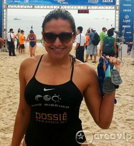 Ex-BBB Natália Castro participa de maratona aquática em dia chuvoso no Rio