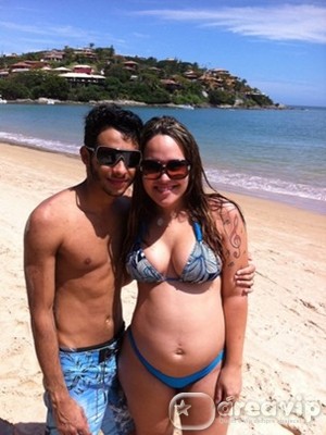 Grávida, Perlla exibe barrigão em praia