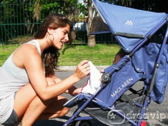Priscila Fantin passeia com o filho