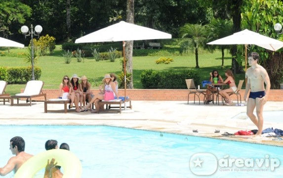 Rebelde - Novo fisico de Teo surpreende as meninas