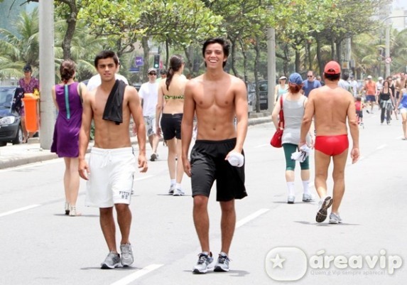 Rodrigo Simas, o Leandro de ‘Fina Estampa’, caminha sem camisa no Rio