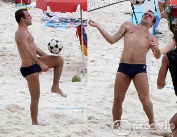 Roger Flores joga futevôlei em praia carioca