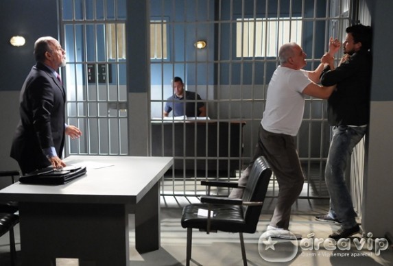 Vidas em Jogo - Cleber tenta enfiar caneta em Francisco