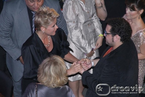 Xuxa e Tiago Abravanel se encontram em premiação