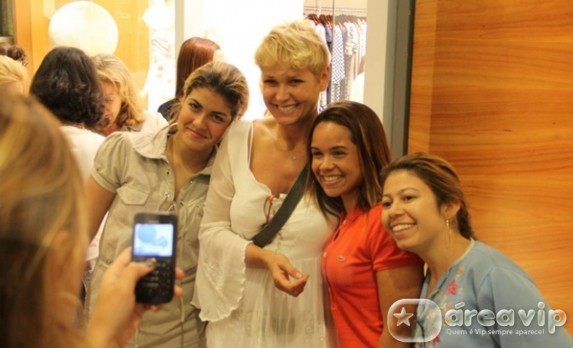 Xuxa tira foto com fãs em shopping