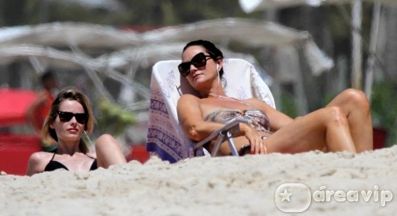 Luiza Brunet curte praia com a filha