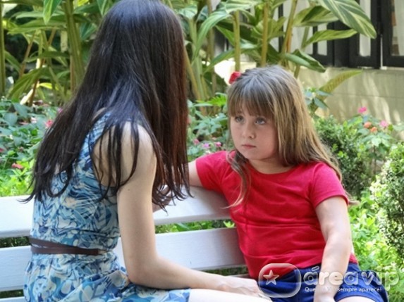 A Vida da Gente - Julia pede para voltar a morar com Manu