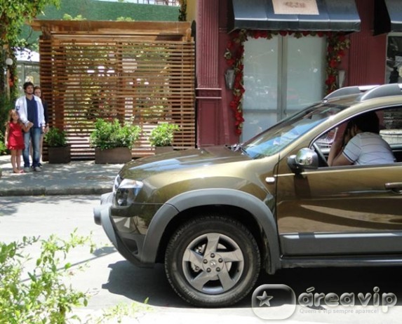 A Vida da Gente - Rodrigo se choca ao encontrar Ana beijando Lucio