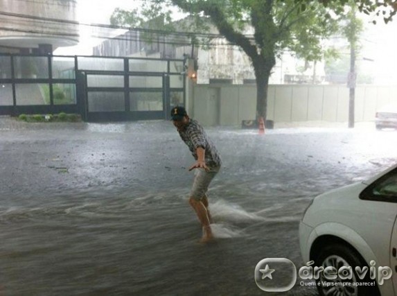 Ashton Kutcher ‘surfa’ nas ruas de São Paulo