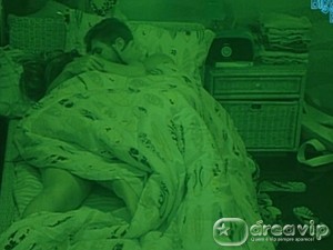 BBB12 - Jonas e Monique se beijam