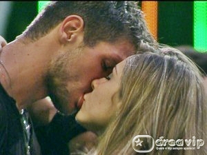 BBB12 - Jonas e Renata se beijam