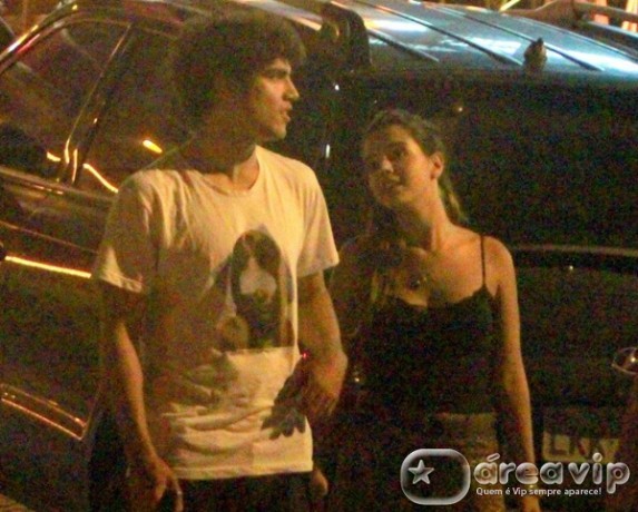 Caio Castro fica com ex de Pe Lanza