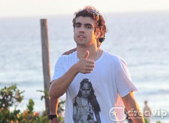 Caio Castro torce o pé, luxa o tornozelo e imobiliza a perna