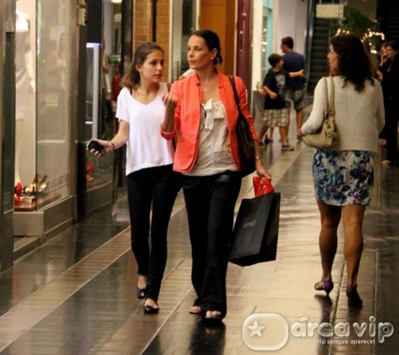 Carolina Ferraz vai a shopping do Rio com a filha