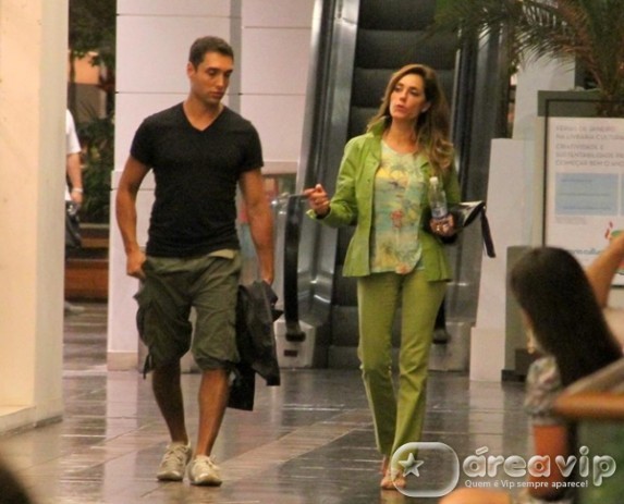 Christiane Torloni passeia em shopping com o filho