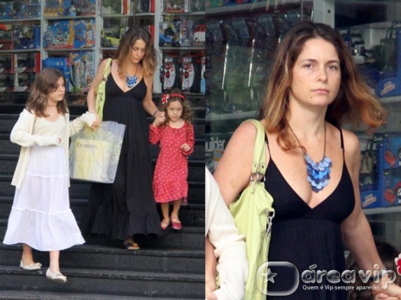 Cláudia Abreu passeia com as filhas no Rio