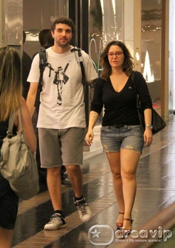 Maria Rita e Davi Moraes passeiam por shopping carioca
