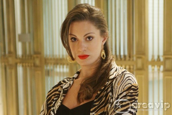 Elaine Mickely vive mãe que abandonou a filha na nova novela do SBT