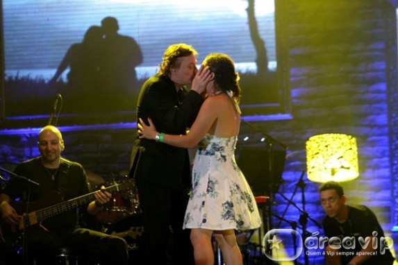 Fábio Jr. surpreende fã com beijo no palco do Verão Jequitimar
