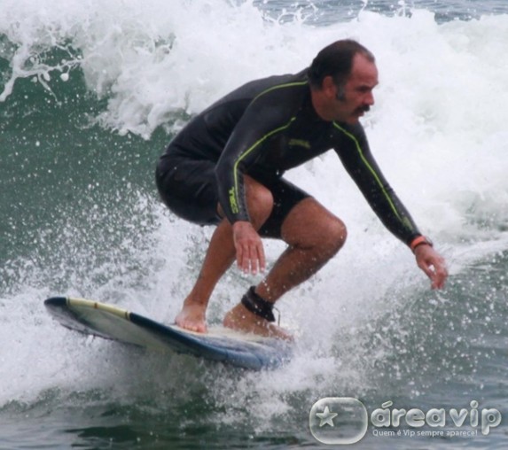 Humberto Martins surfa em praia no Rio