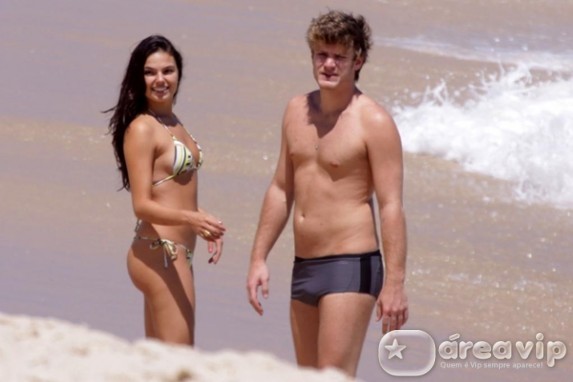 Isis Valverde curte praia com o namorado no Rio