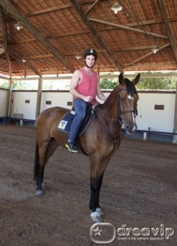 Jonatas Faro faz aulas de montaria para personagem em ‘Marias do Lar’